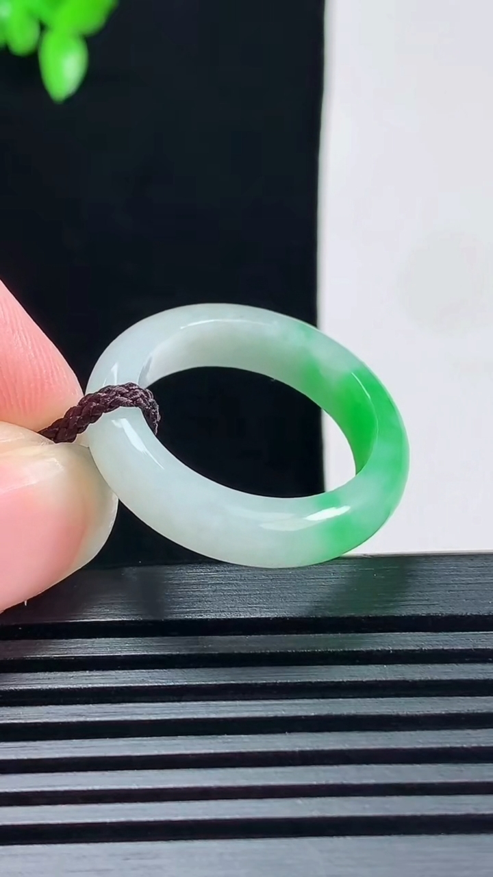 天然A货翡翠玉指环 戒指，尺寸19.3-5.2-3.8 重量:4.09g2026年6月17日
工厂直销收藏佳品,种好水足，色泽均匀，有种有色，上手高大气！