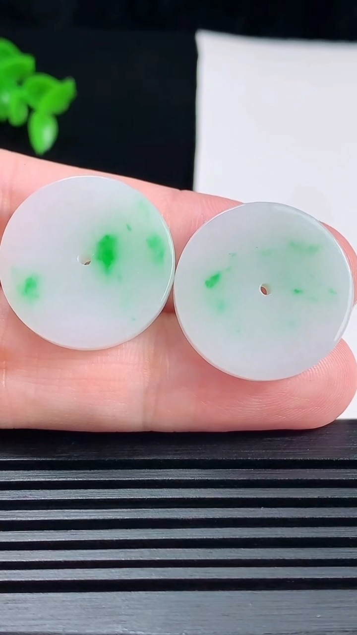 天然A货翡翠平安扣吊坠一对，尺寸22-3.6 重量:10.13g
6月17日