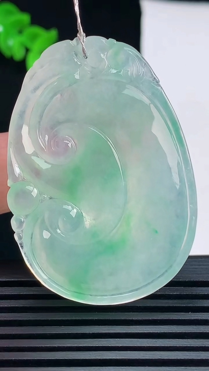 天然A货翡翠如意吊坠，尺寸49-34-5.8 重量:17.81g
6月17日
