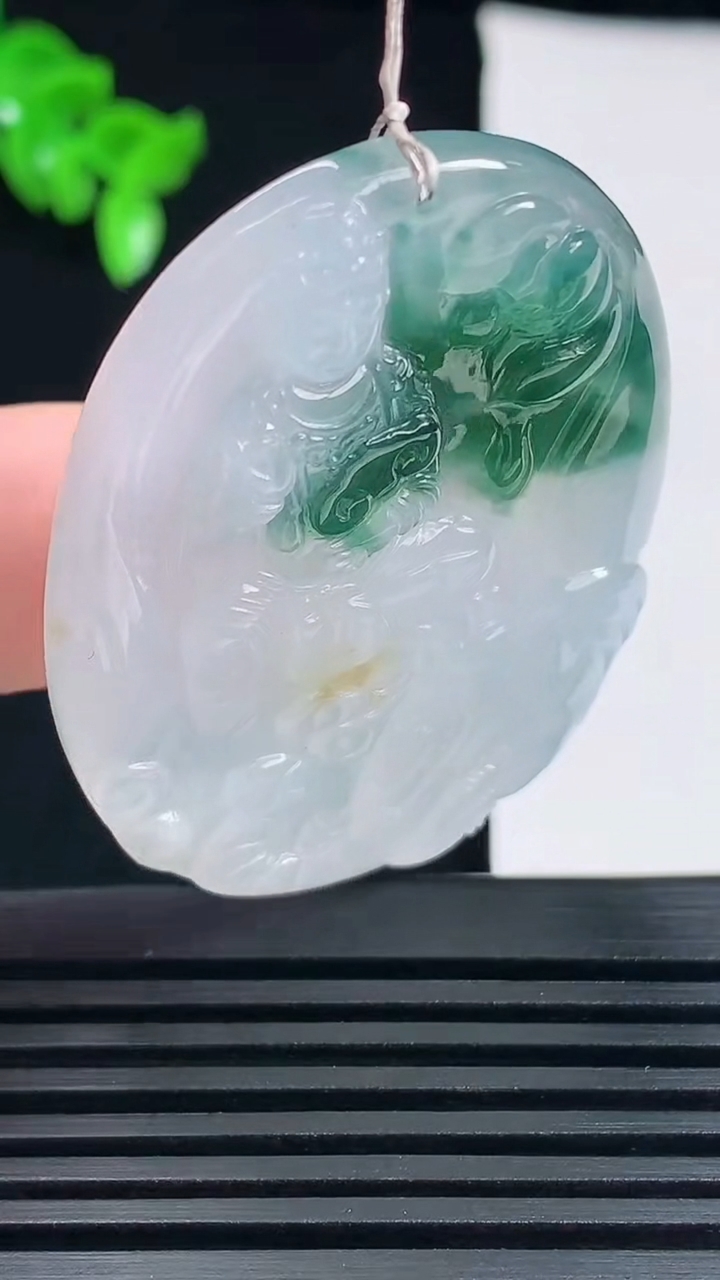 天然A货翡翠种飘花普贤菩萨吊坠，尺寸48.5-35-5.6 重量:20.68g
6月17日