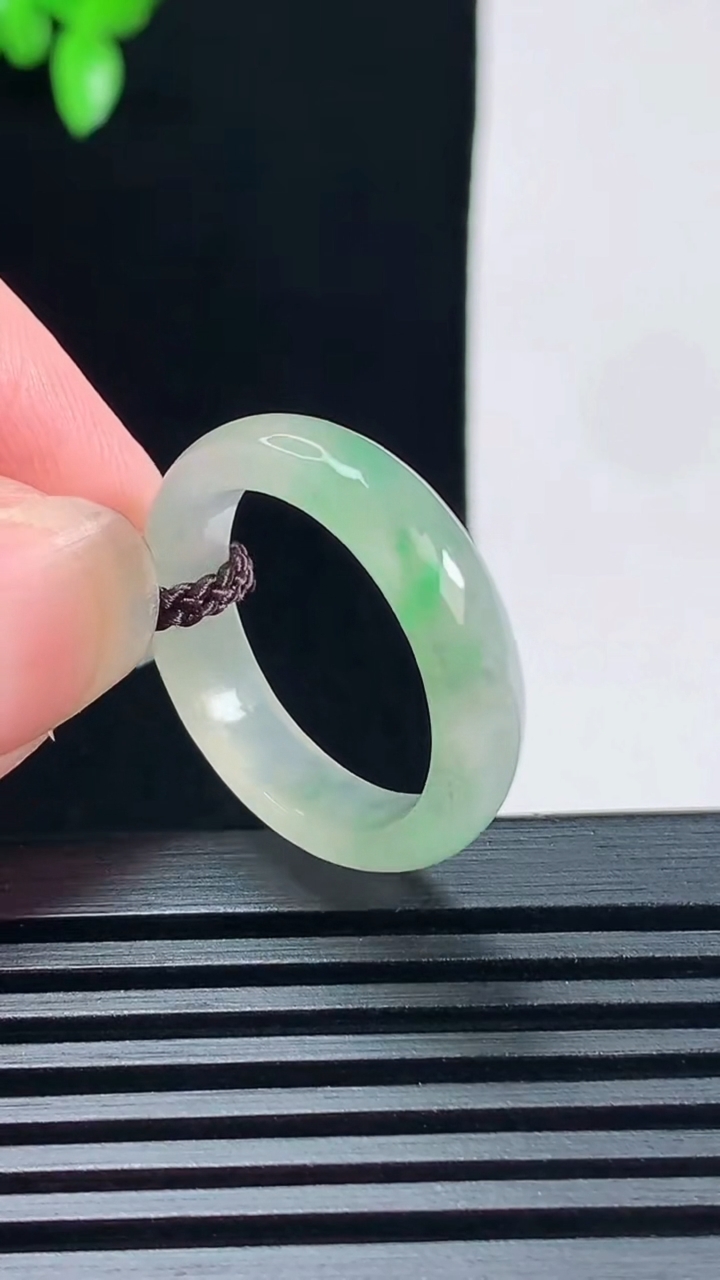 天然A货翡翠玉指环 戒指，尺寸18.6-5-3 重量:3.11g2026年6月17日
工厂直销收藏佳品,种好水足，色泽均匀，有种有色，上手高大气！