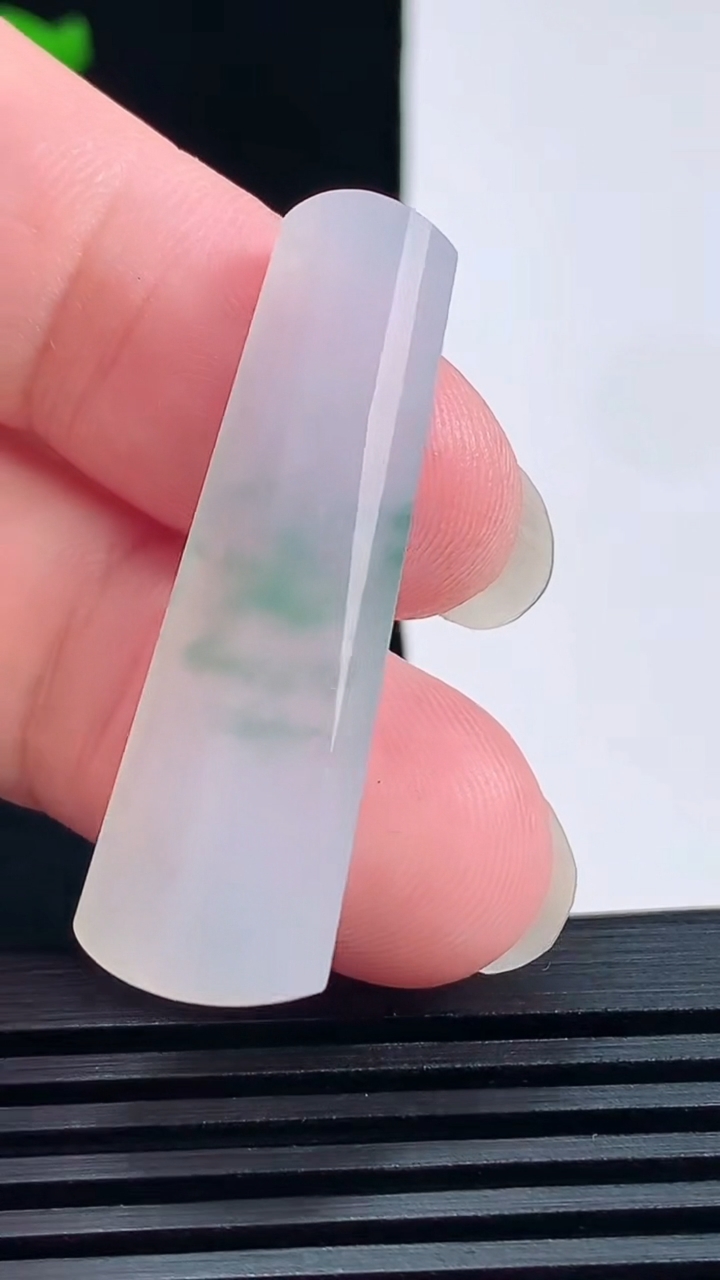 天然A货翡翠冰种飘花无事牌镶嵌件，尺寸39.6-13-5 重量:5.15g
6月17日