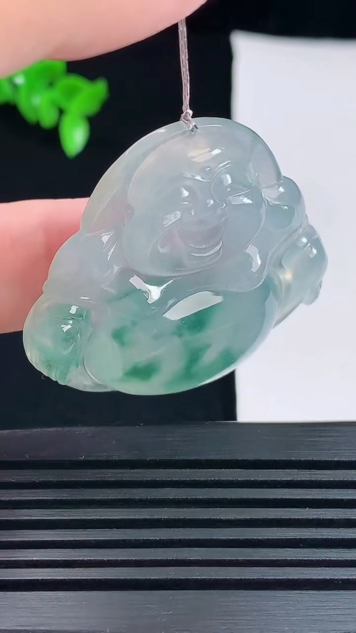 天然A货翡翠种飘花佛公吊坠，尺寸39-42-8 重量:18.79g
6月17日