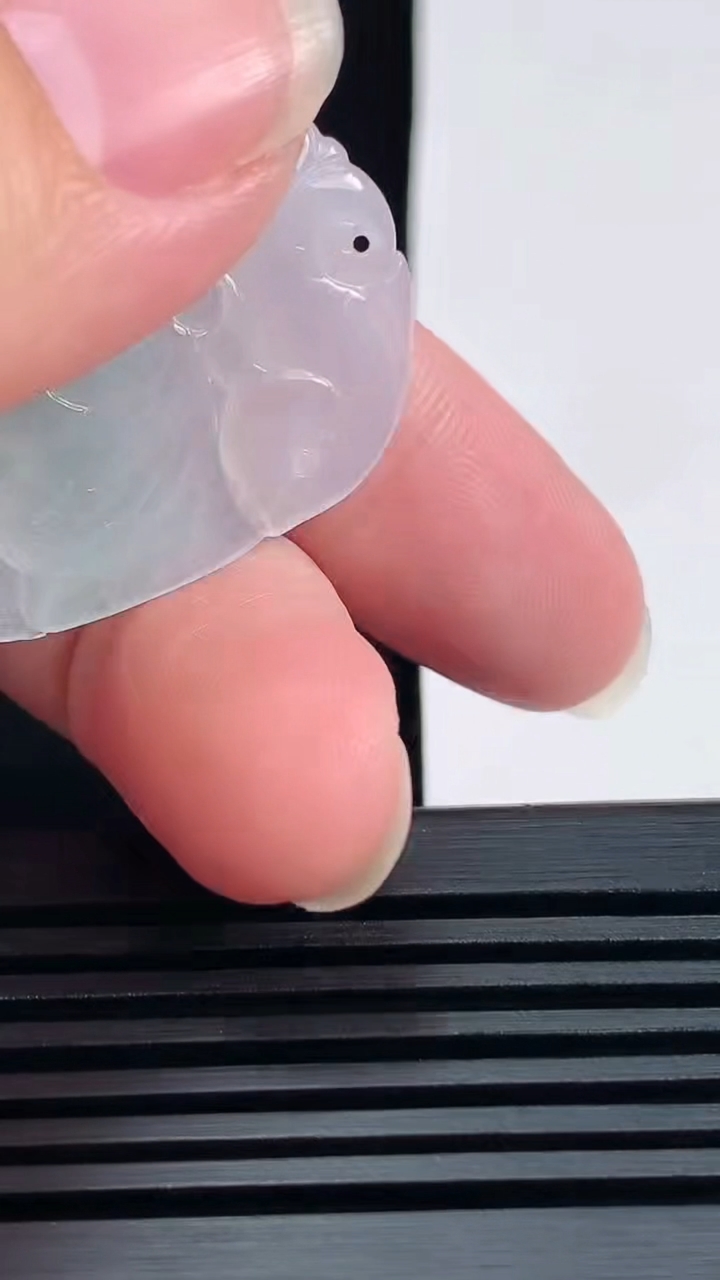 天然A货翡翠春带彩 飘绿和和美美 荷叶鱼吊坠，尺寸33-28-3 重量:6.66g
6月17日