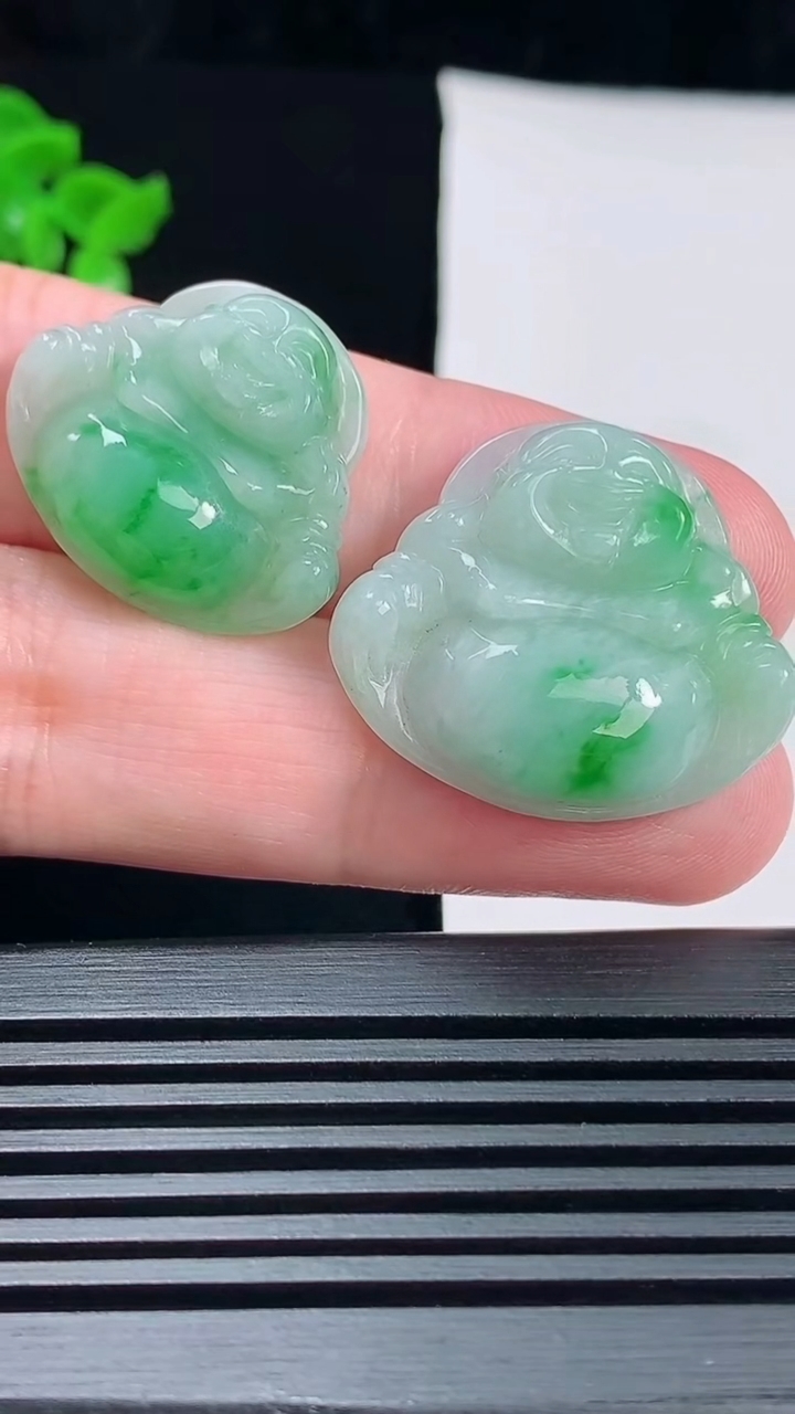 天然A货翡翠佛公吊坠一对，尺寸25-28.6-6.8 重量:11.48g
6月17日