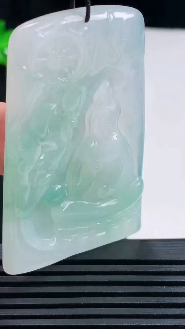 天然A货翡翠普贤菩萨吊坠，尺寸58-35-4.5 重量:23.37g
6月17日