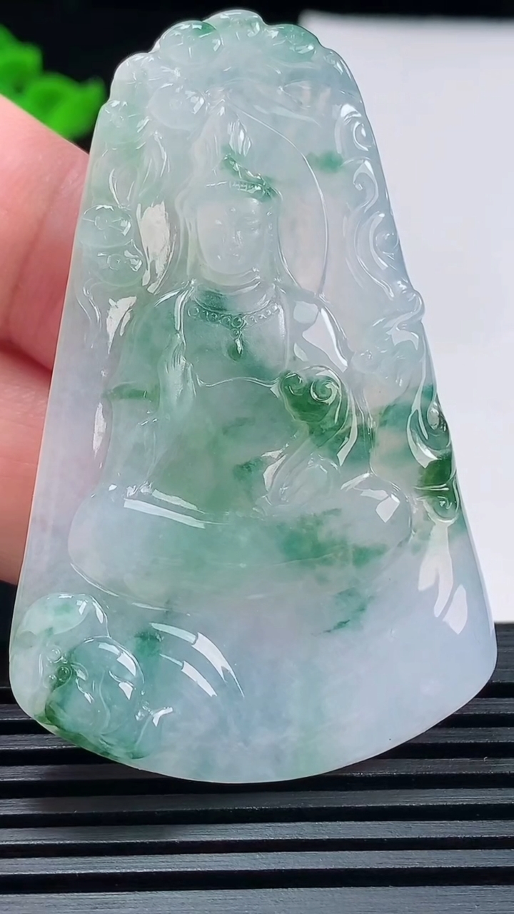 天然A货翡翠飘花大势至菩萨吊坠，尺寸59-38-5 重量:23.09g
6月17日