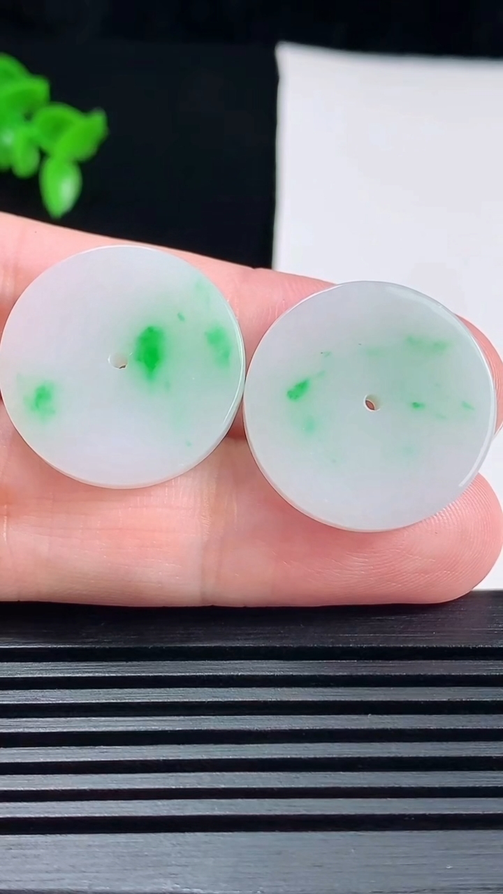 天然A货翡翠平安扣吊坠一对，尺寸22-3.6 重量:10.13g
6月17日