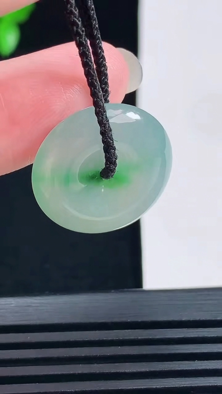 天然A货翡翠平安扣吊坠，尺寸20.5-5 重量:4.21g
6月17日