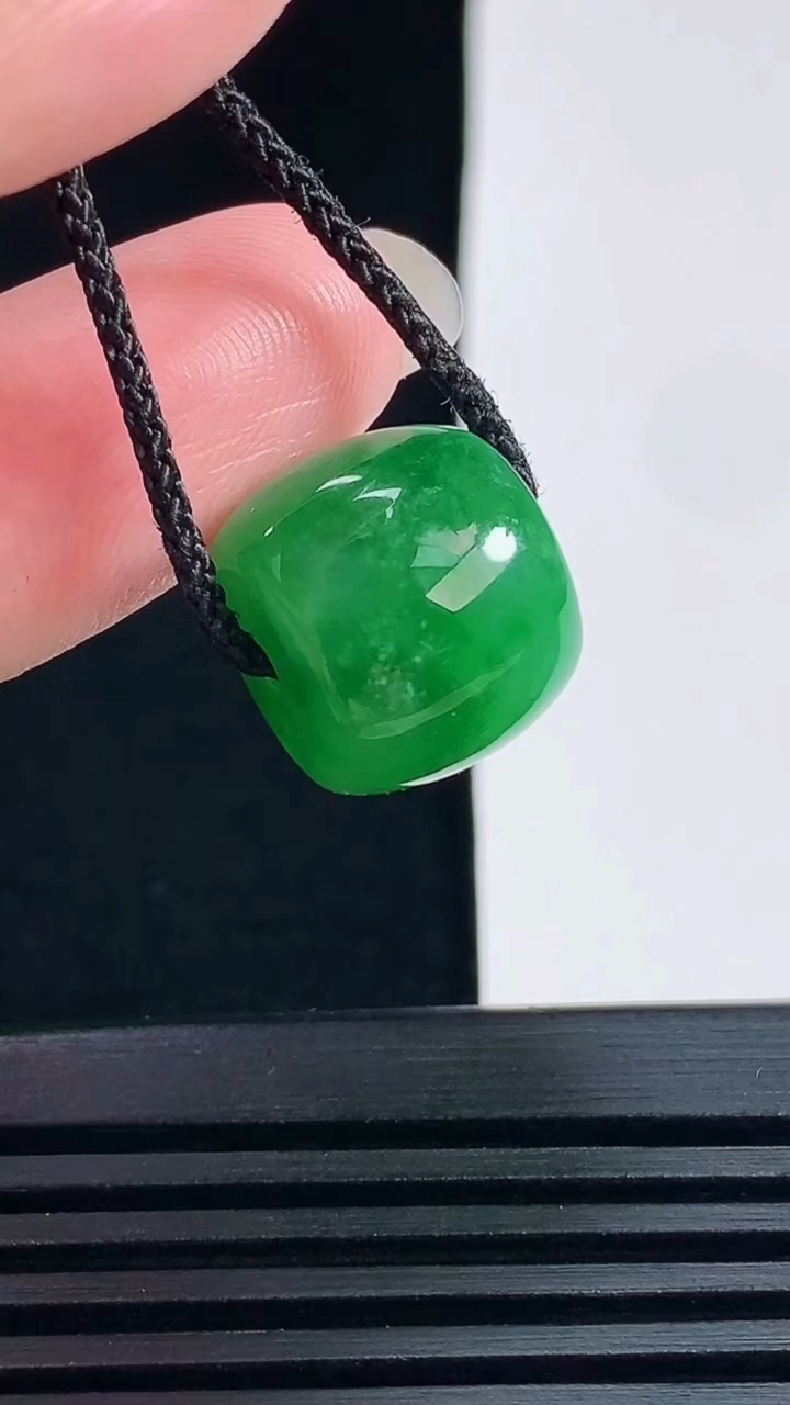 天然A货翡翠路路通吊坠，尺寸12-14.5 重量:6.00g
6月17日