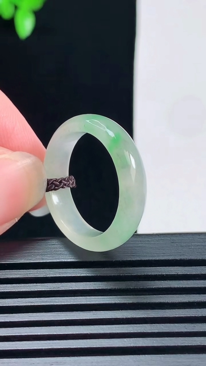 天然A货翡翠玉指环 戒指，尺寸18.6-5-3 重量:3.11g2026年6月17日
工厂直销收藏佳