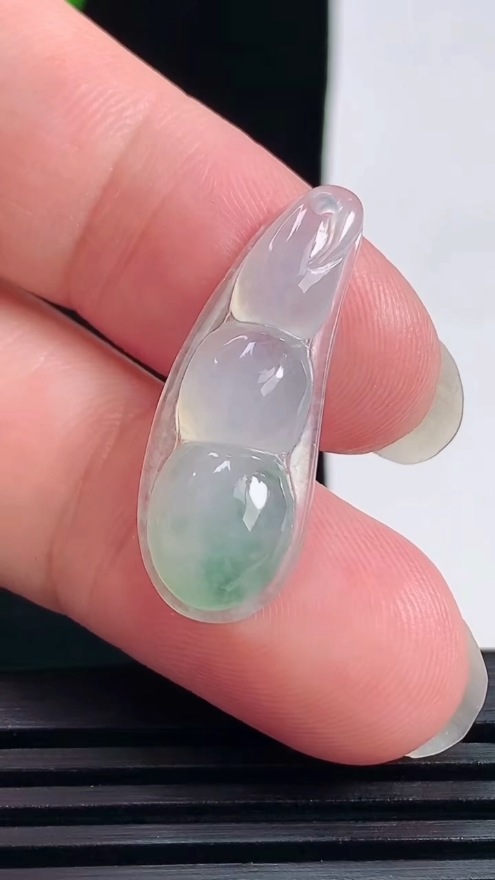 天然A货翡翠冰种飘花福豆吊坠，尺寸29-11-5 重量:2.22g
6月17日