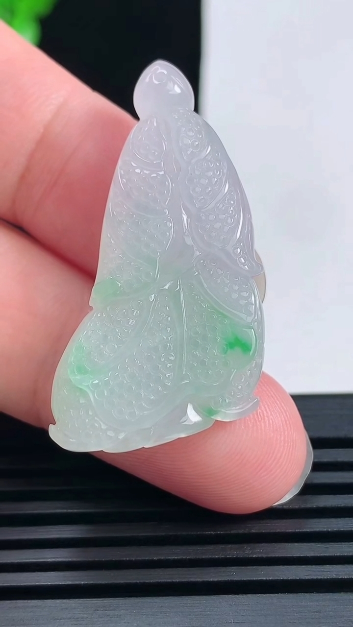 天然A货翡翠白菜吊坠，尺寸39.5-20-6 重量:8.42g
6月17日