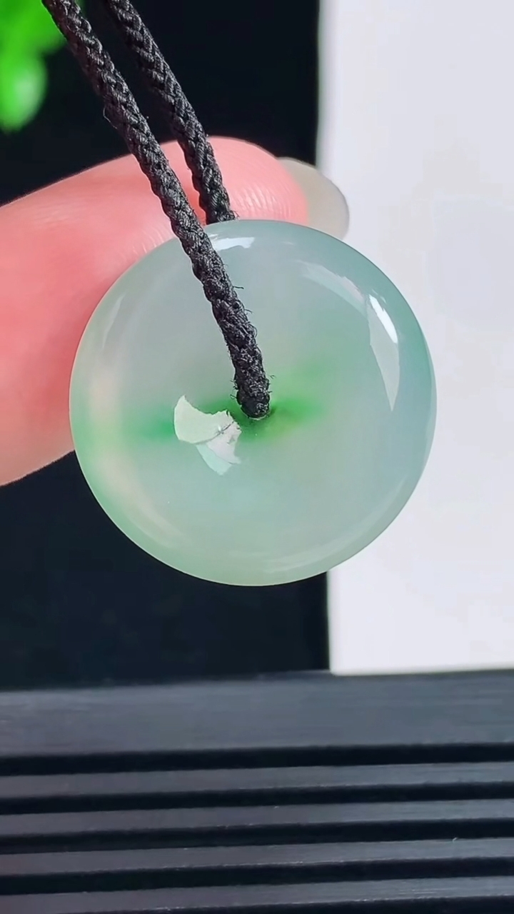 天然A货翡翠平安扣吊坠，尺寸20.5-5 重量:4.21g
6月17日