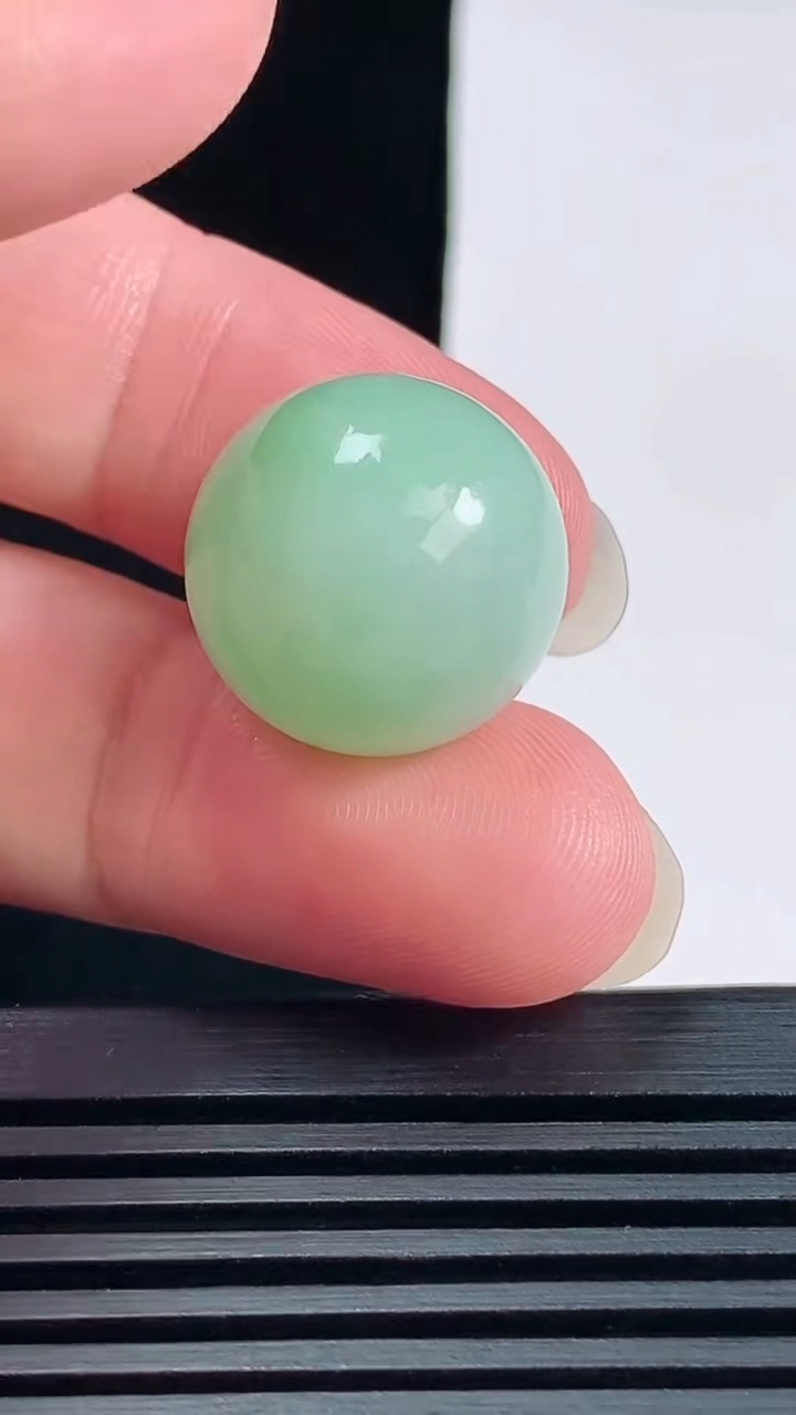 天然A货翡翠圆珠镶嵌件，尺寸18.2 重量:10.70g6月17日
工厂直销收藏佳品,种好水足，色泽均匀，有种有色，上手高大气！