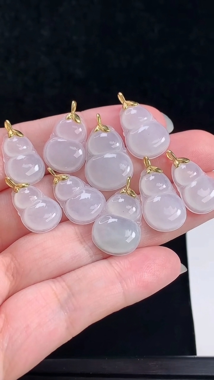天然A货翡翠葫芦吊坠一手，尺寸20-14-4 重量:14.18g
6月17日