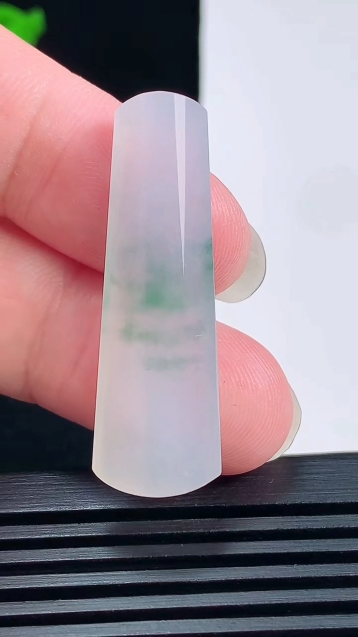 天然A货翡翠冰种飘花无事牌镶嵌件，尺寸39.6-13-5 重量:5.15g
6月17日