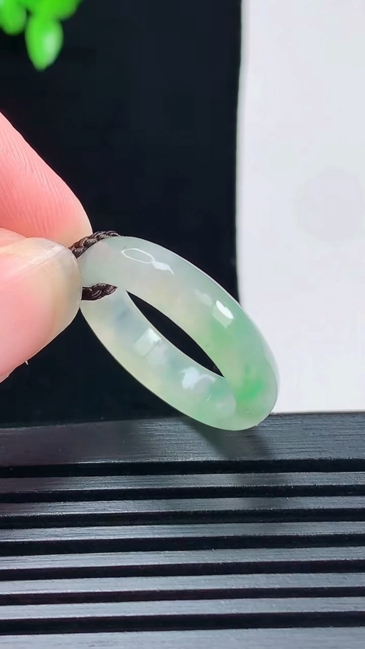 天然A货翡翠玉指环 戒指，尺寸18.6-5-3 重量:3.11g2026年6月17日
工厂直销收藏佳品,种好水足，色泽均匀，有种有色，上手高大气！