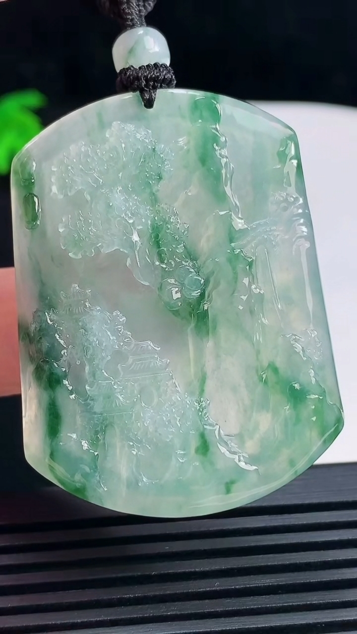 天然A货翡翠种飘花山水牌吊坠，尺寸48-36-5.5 重量:24.23g
6月18日