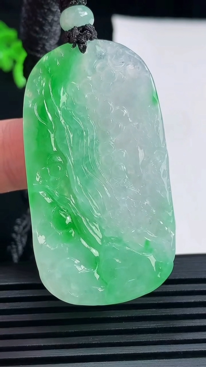 天然A货翡翠山水牌吊坠，尺寸49.5-27.5-6 重量:20.62g
6月18日