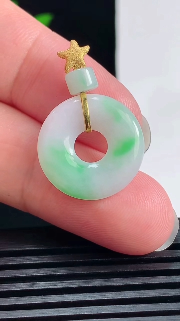 天然A货翡翠平安环吊坠，尺寸29-19-3.6 重量:3.00g
6月18日