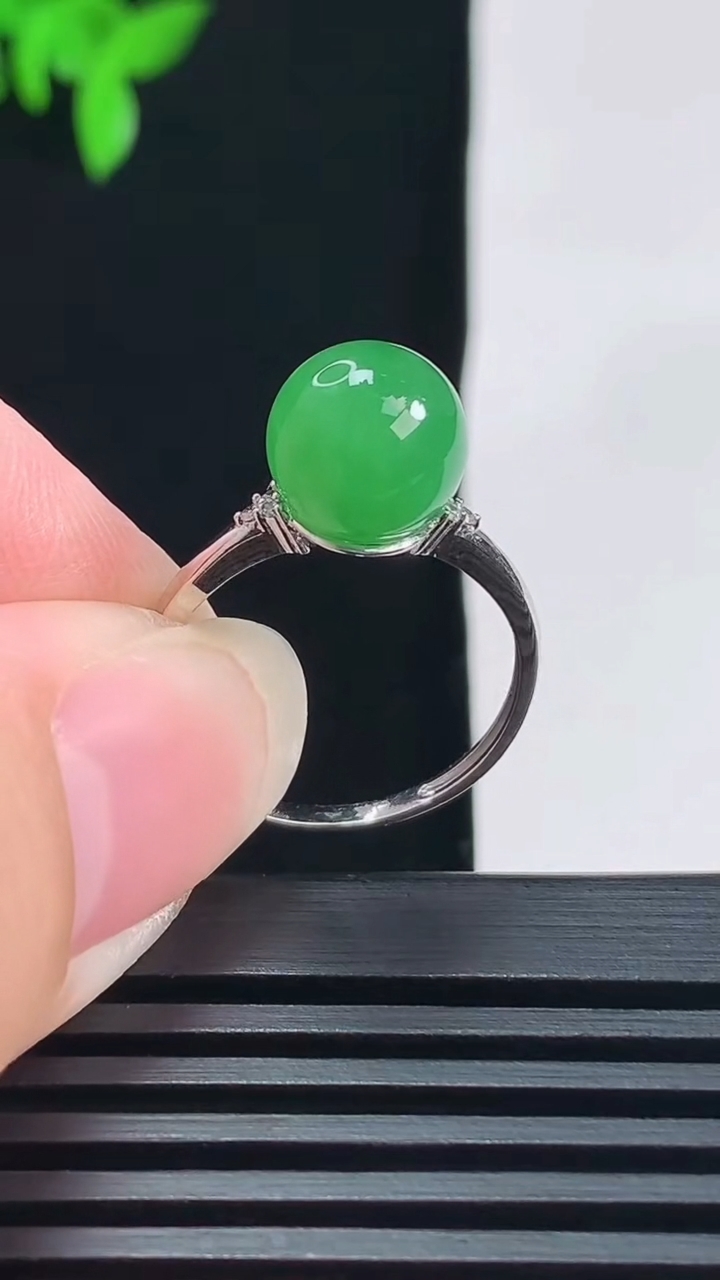 天然A货翡翠圆珠戒指，尺寸17.5-9-9.5 重量:2.48g2026年6月18日
工厂直销收藏佳