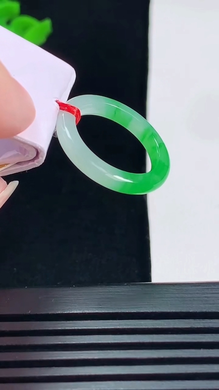 天然A货翡翠玉指环 戒指，尺寸16-3-3 重量:3.27g2026年6月18日
工厂直销收藏佳品,种好水足，色泽均匀，有种有色，上手高大气！