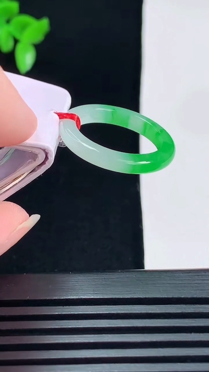 天然A货翡翠玉指环 戒指，尺寸16-3-3 重量:3.27g2026年6月18日
工厂直销收藏佳品,种好水足，色泽均匀，有种有色，上手高大气！