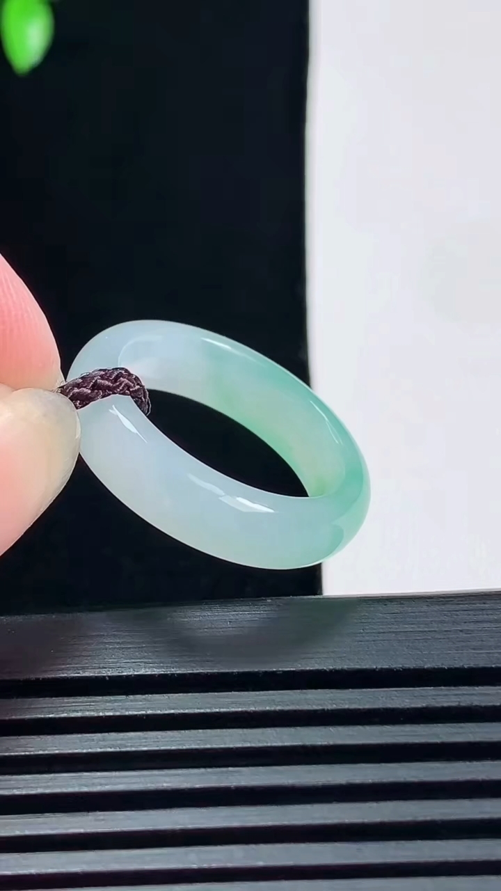 天然A货翡翠玉指环 戒指，尺寸17.8-5.2-3.2 重量:3.52g2026年6月18日
工厂直销收藏佳品,种好水足，色泽均匀，有种有色，上手高大气！