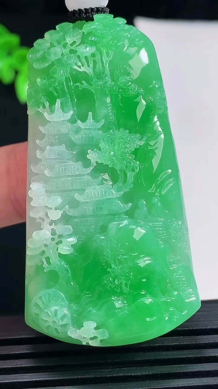 天然A货翡翠山水牌吊坠，尺寸57-30.6-10 重量:36.10g
6月18日