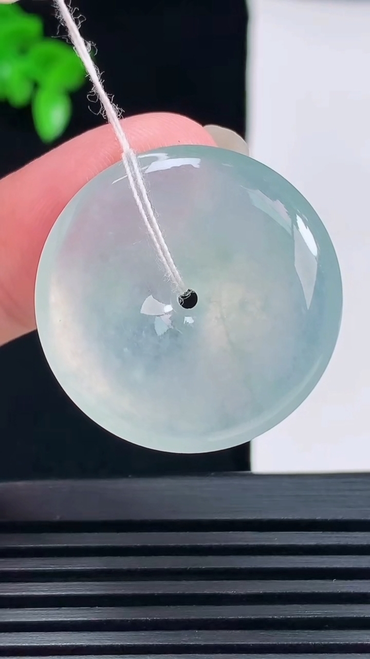天然A货翡翠平安扣吊坠，尺寸28-5.6 重量:8.76g
6月18日