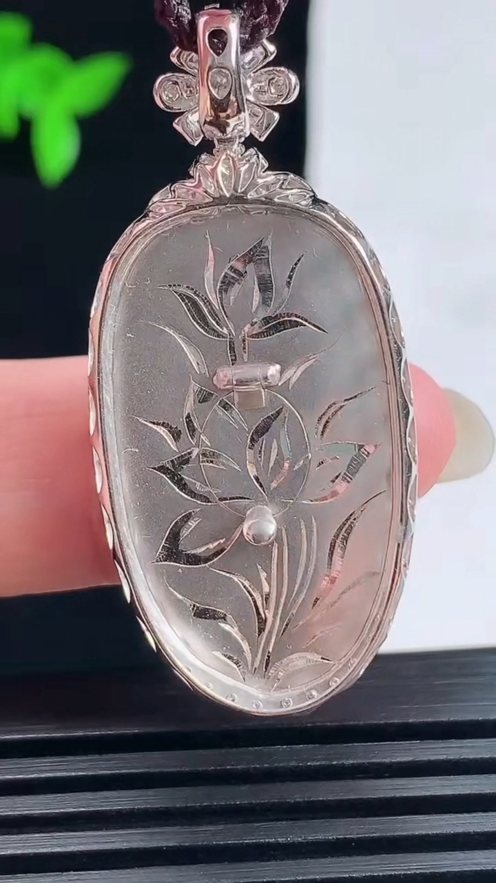 天然A货翡翠种飘花金枝玉叶 叶子吊坠，尺寸43-19.5-7，裸石30-17.5 重量:6.81g
6月18日