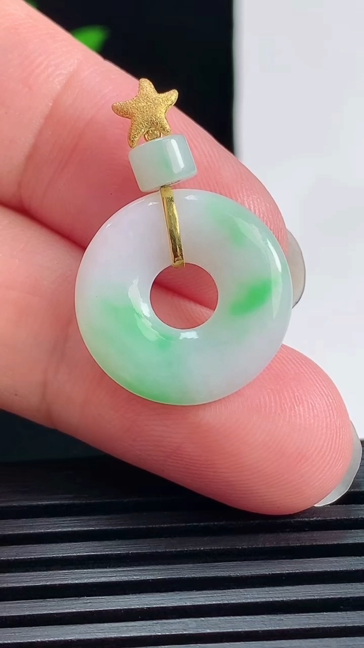 天然A货翡翠平安环吊坠，尺寸29-19-3.6 重量:3.00g
6月18日
