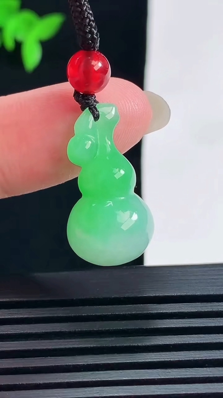 天然A货翡翠葫芦吊坠，尺寸23-12.8-13 重量:6.05g
6月18日