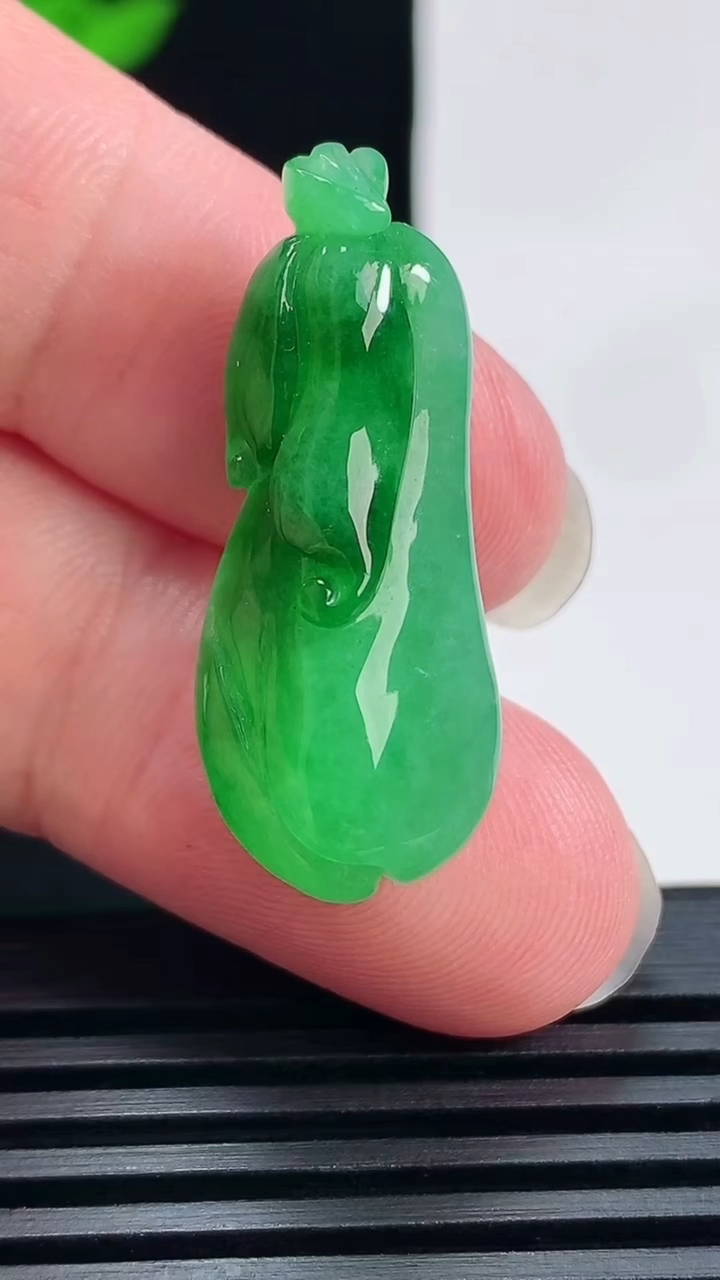 天然A货翡翠佛手瓜吊坠，尺寸31.6-13-9.2 重量:6.00g
6月18日