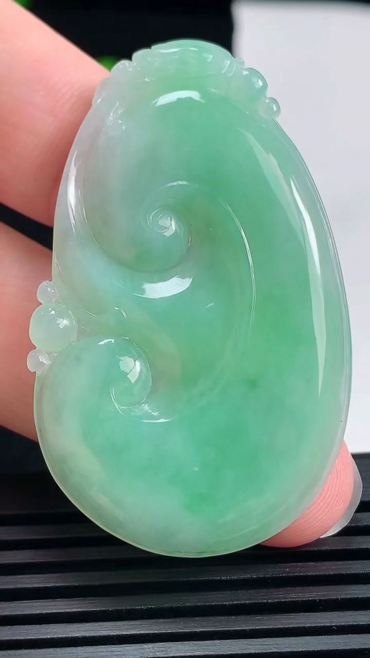 天然A货翡翠如意吊坠，尺寸50-30.8-4 重量:12.10g
6月18日