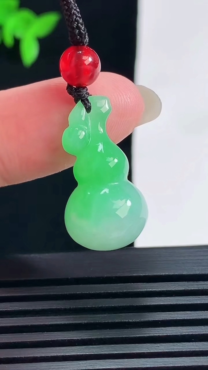 天然A货翡翠葫芦吊坠，尺寸23-12.8-13 重量:6.05g
6月18日