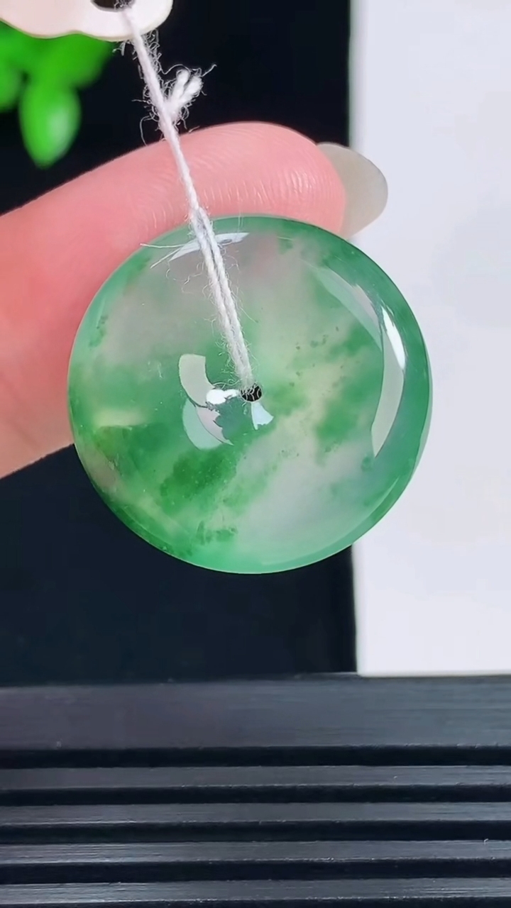 天然A货翡翠平安扣吊坠，尺寸21-5 重量:4.67g
6月18日
