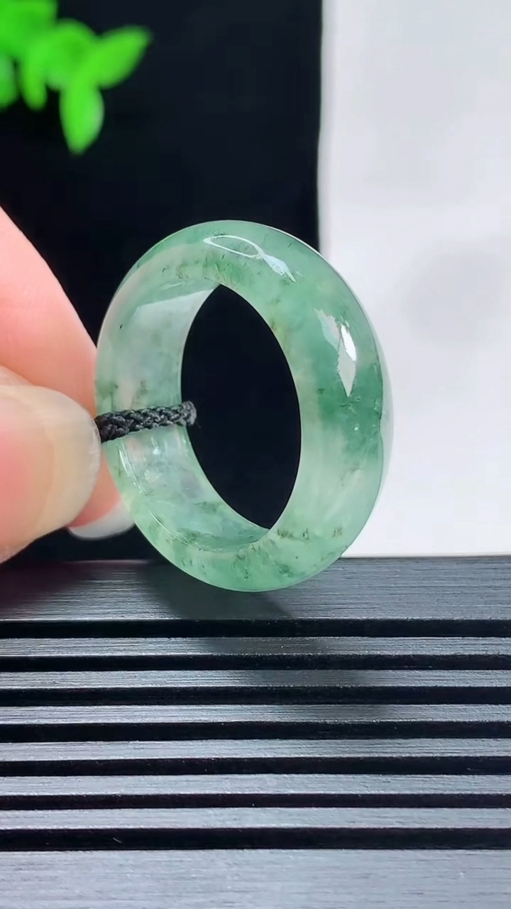 天然A货翡翠飘花玉指环 戒指，尺寸19-7-3.2 重量:5.03g2026年6月18日
工厂直销收