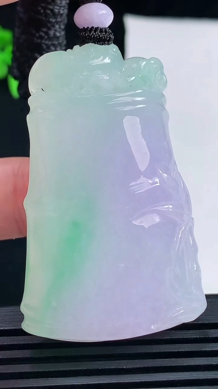 天然A货翡翠春带彩 紫罗兰节节高升 竹节吊坠，尺寸49.5-33.8-12 重量:43.03g
6月18日