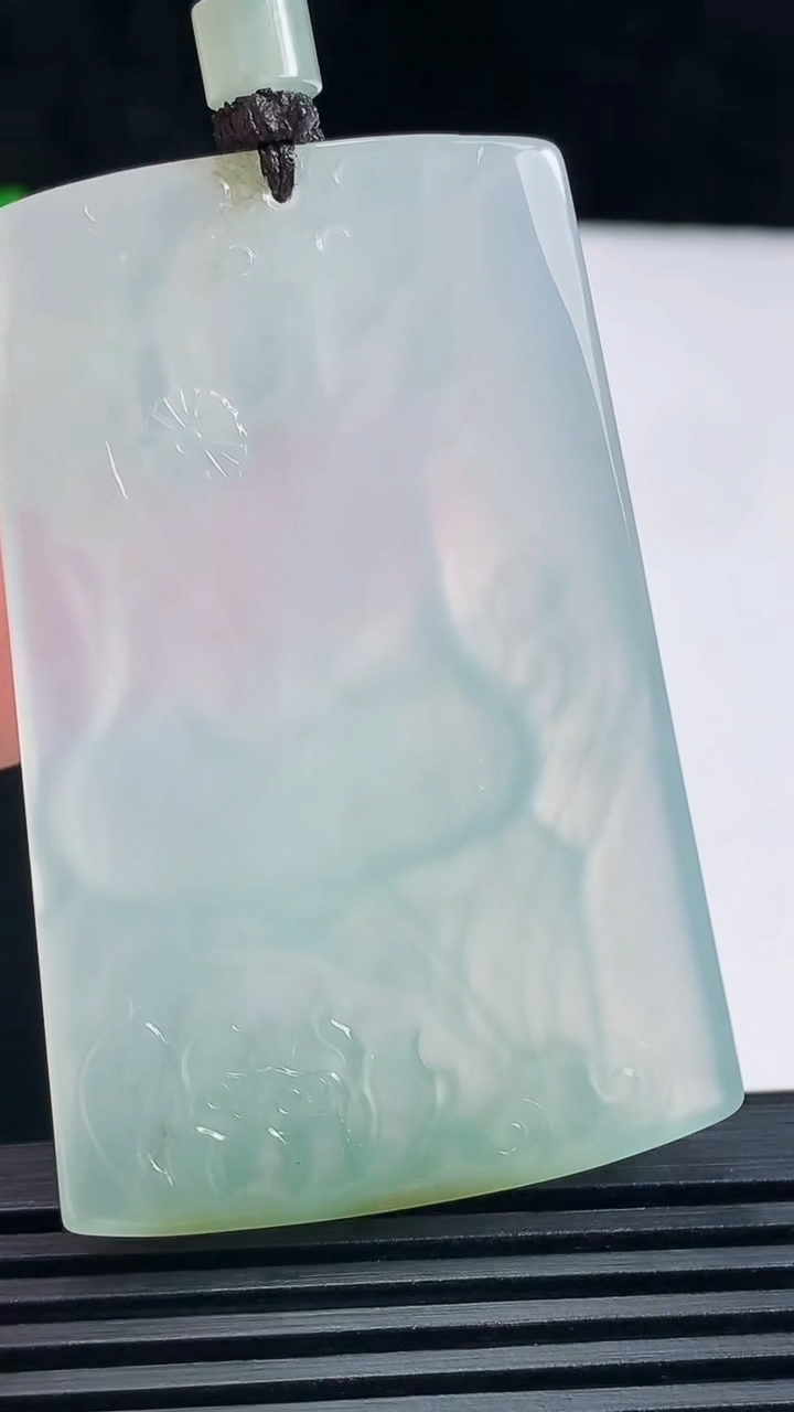 天然A货翡翠虚空藏菩萨吊坠，尺寸59-39-5.8 重量:36.80g
6月18日