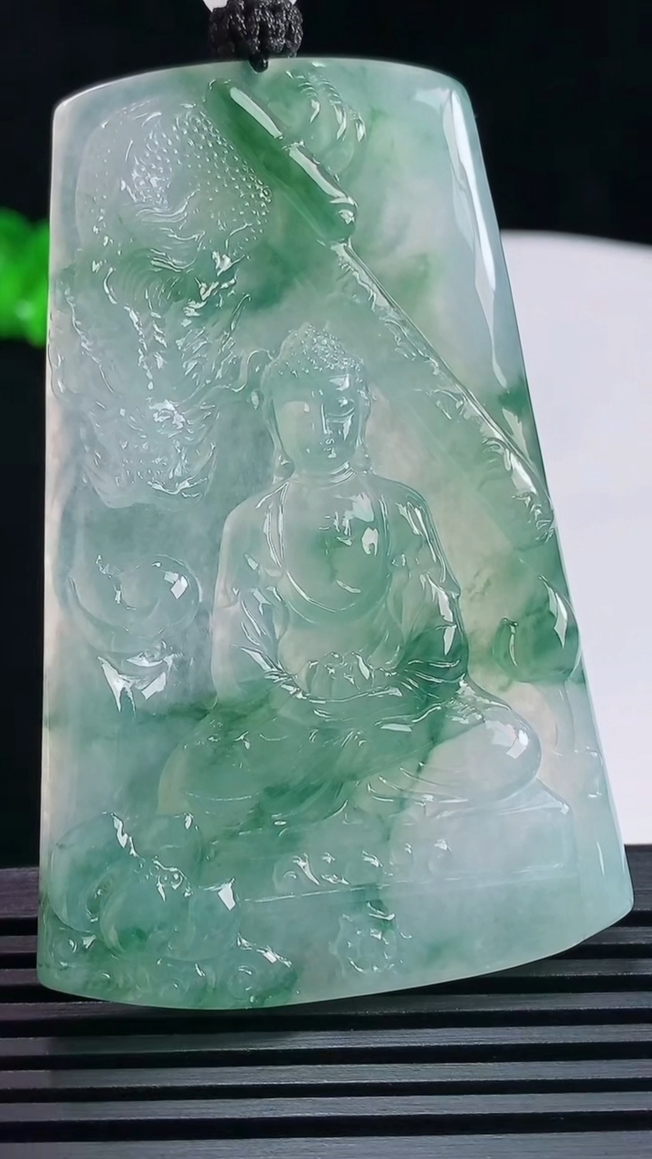 天然A货翡翠种飘花祥龙大日如来佛吊坠，尺寸68-43-5.5 重量:38.08g
6月18日