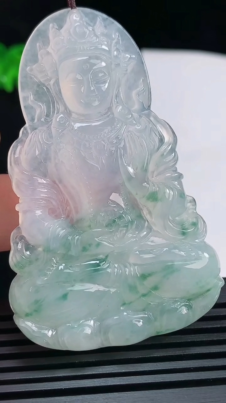 天然A货翡翠种飘花度母菩萨吊坠，尺寸65-41.5-5.5 重量:27.32g
6月18日