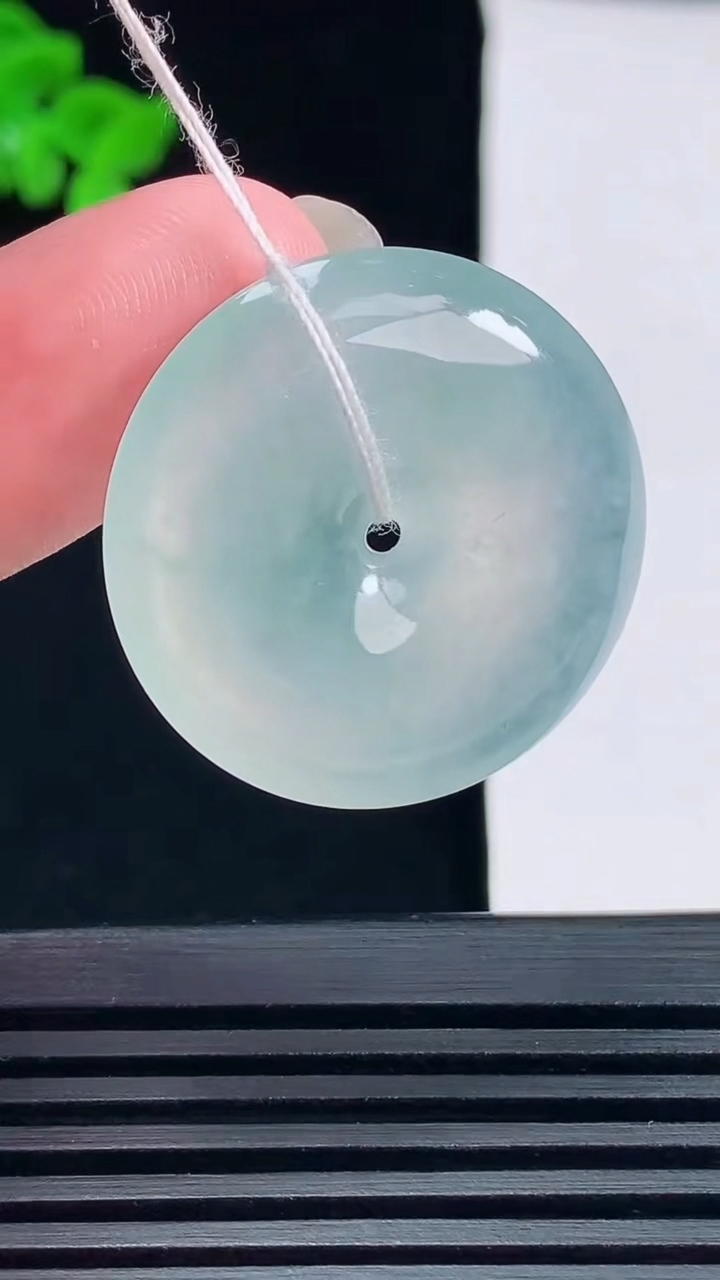 天然A货翡翠平安扣吊坠，尺寸28-5.6 重量:8.76g
6月18日