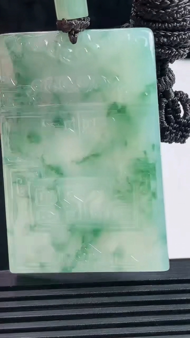 天然A货翡翠冰种飘花仿古无事牌吊坠，尺寸57-39.5-5.2 重量:39.79g
6月18日