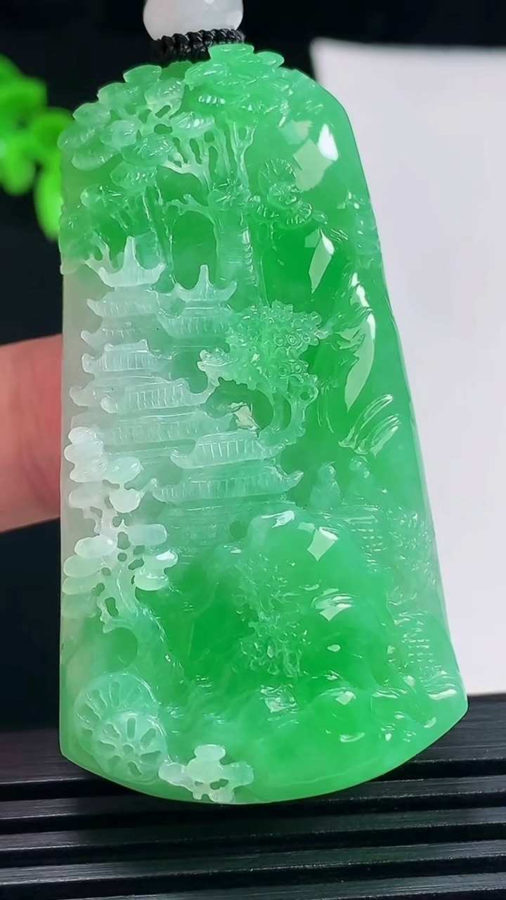 天然A货翡翠山水牌吊坠，尺寸57-30.6-10 重量:36.10g
6月18日