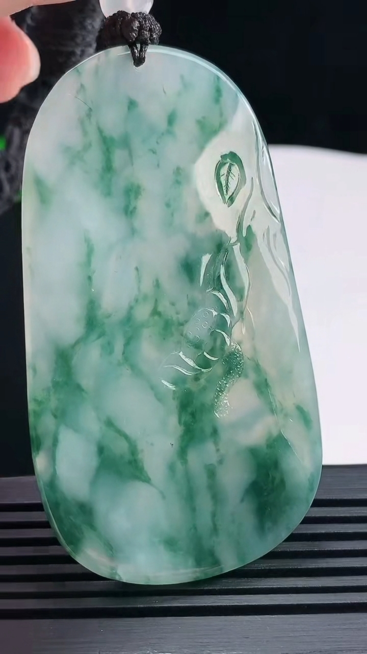 天然A货翡翠种飘花普贤菩萨吊坠，尺寸70-39-5.8 重量:39.63g
6月18日