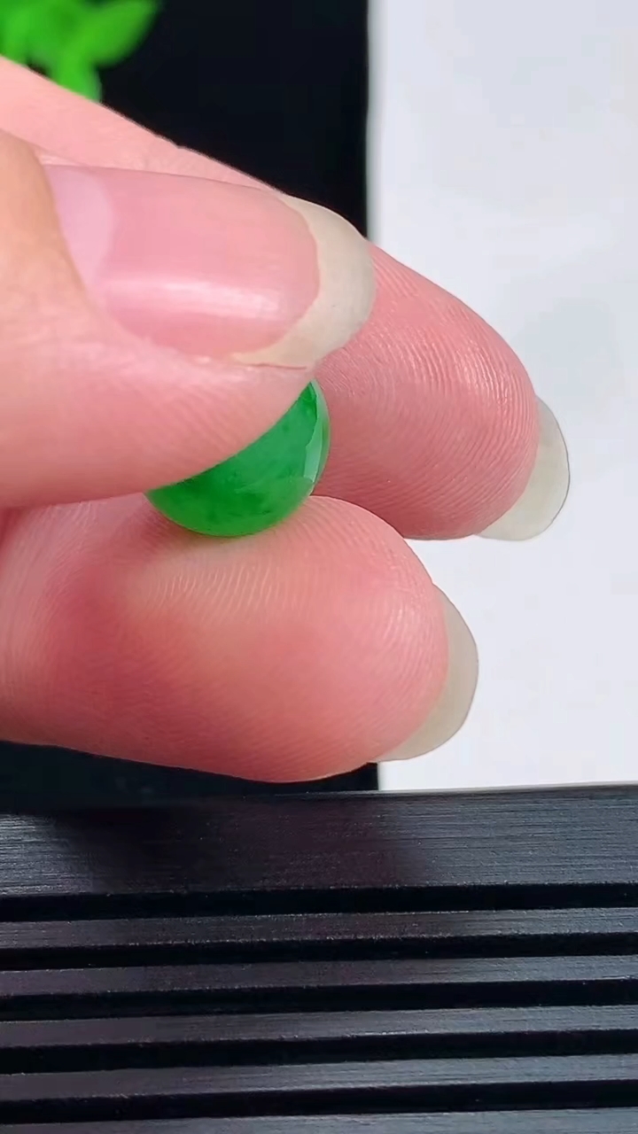 天然A货翡翠圆珠镶嵌件，尺寸10.5 重量:2.06g6月18日
工厂直销收藏佳品,种好水足，色泽均匀，有种有色，上手高大气！
