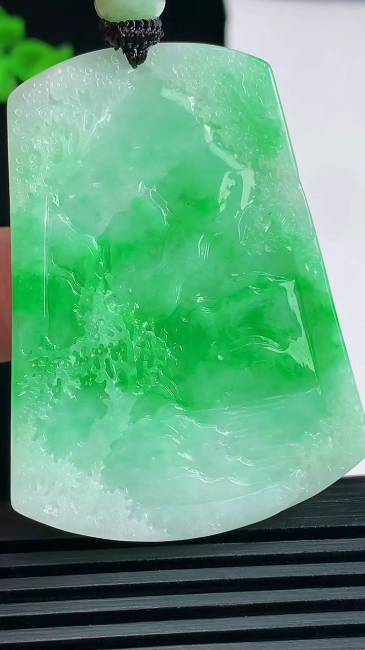 天然A货翡翠山水牌吊坠，尺寸51.5-38-5 重量:24.75g
6月18日