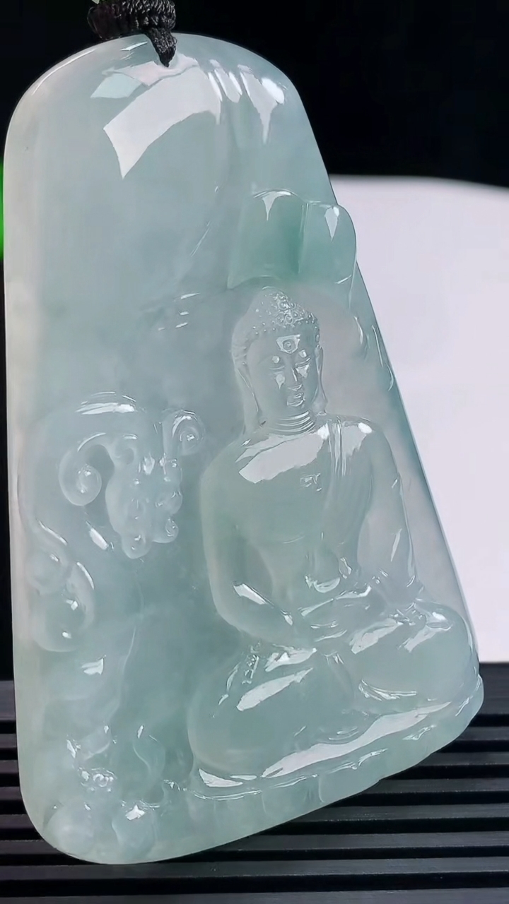 天然A货翡翠大日如来佛吊坠，尺寸66.5-43.5-6 重量:40.50g
6月18日